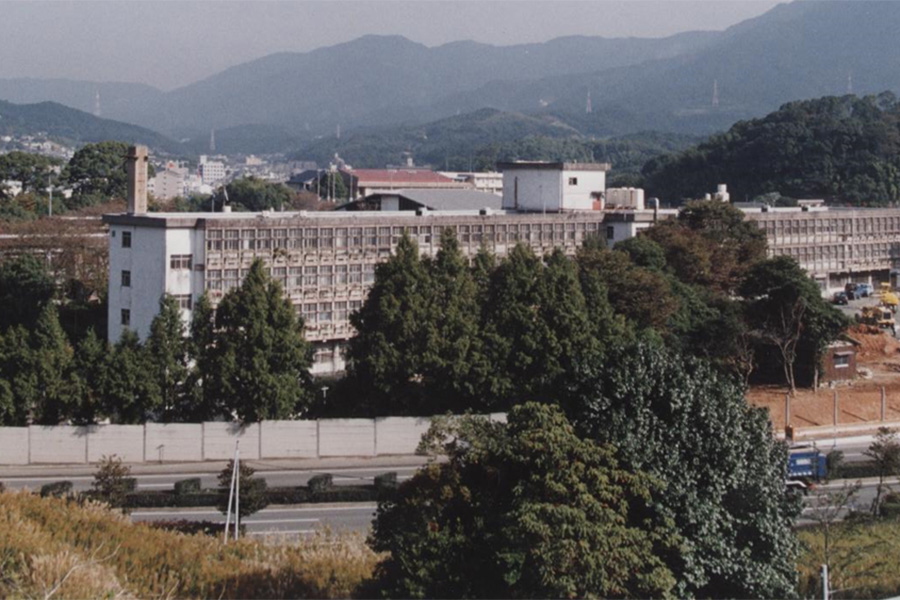 写真：3号線側から見た病院（昭和57年）