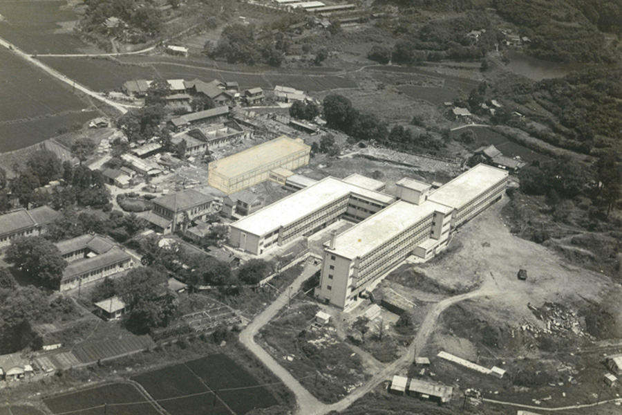 写真：建設中の2代目 病院（南側より）　旧西病棟、本館と併存