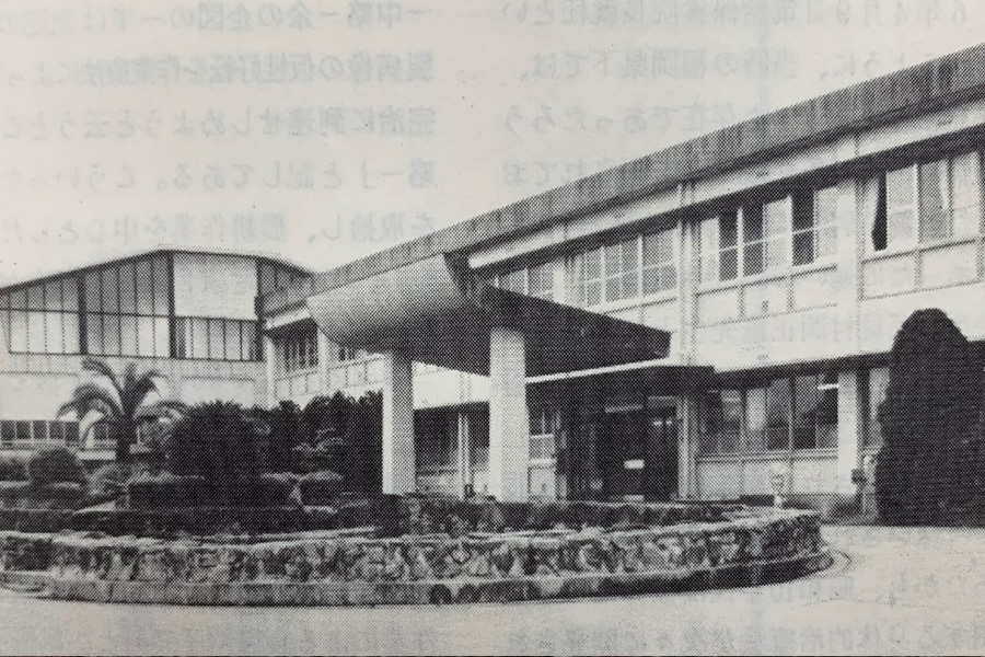 写真：正面玄関と集団療法棟（昭和57年）
